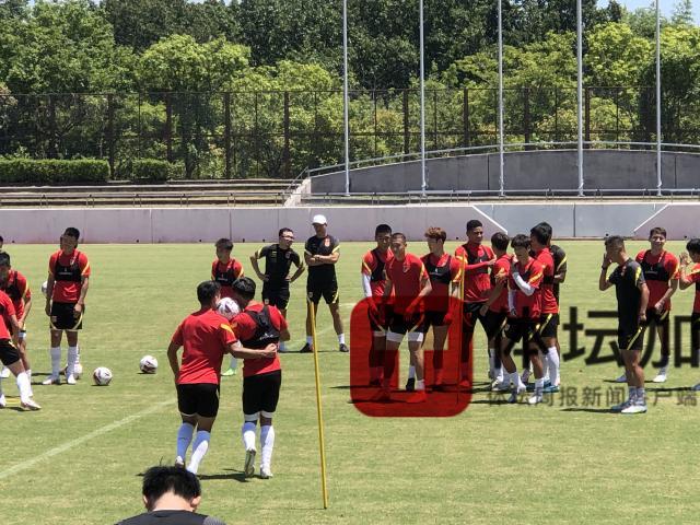 Starrysky Spor-国足恢复训练轻松愉快 输球组接受赢球组“拳头”